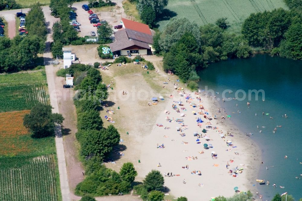 Aerial photograph Jockgrim - Bathers on the beach and the shore areas of the lake Johanneswiese in Jockgrim in Jockgrim in the state Rhineland-Palatinate