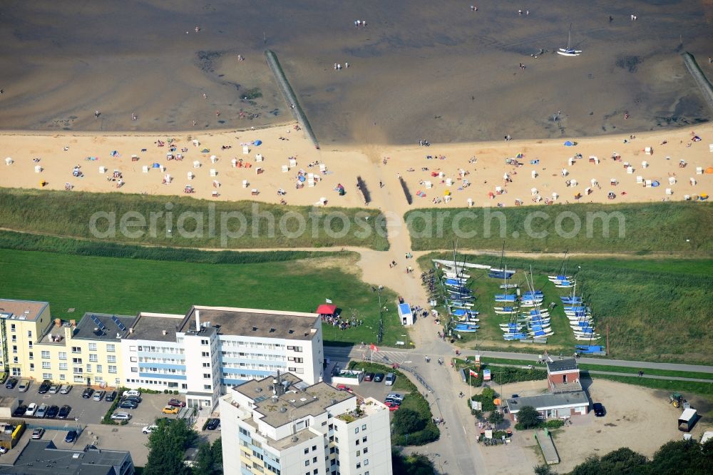 Aerial photograph Sahlenburg - Visitors at the sandy beach ranks in the coastal area of Sahlenburg in the state of Lower Saxony