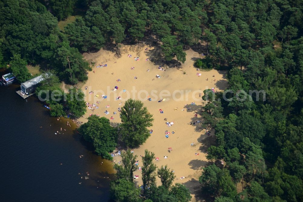 Aerial photograph Berlin Rahnsdorf - Beach in summer temperatures on the banks of the sandy beach Little Mueggelsee in Berlin Rahnsdorf