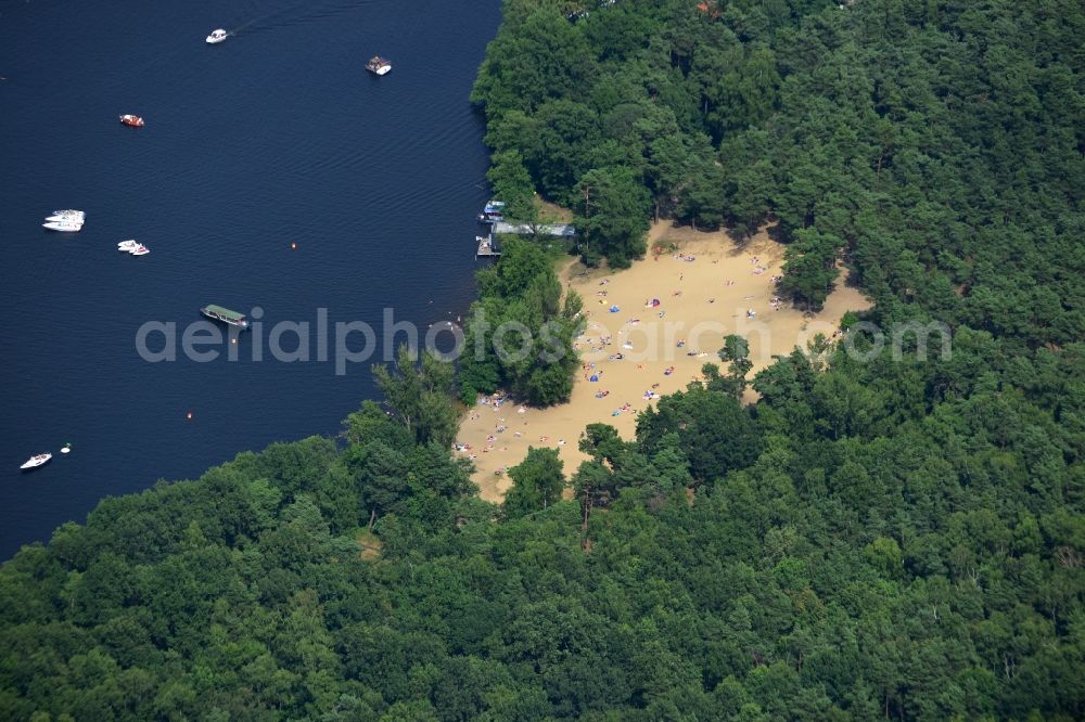 Aerial image Berlin Rahnsdorf - Beach in summer temperatures on the banks of the sandy beach Little Mueggelsee in Berlin Rahnsdorf