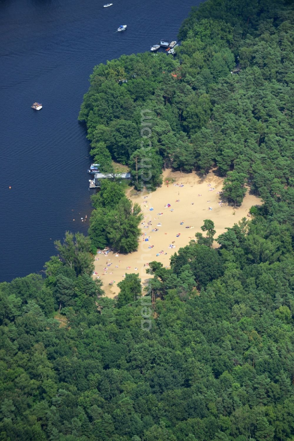 Aerial photograph Berlin Rahnsdorf - Beach in summer temperatures on the banks of the sandy beach Little Mueggelsee in Berlin Rahnsdorf