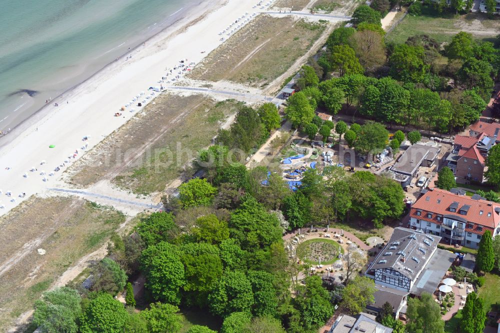 Aerial photograph Ostseebad Boltenhagen - Bathing beach on the Baltic Sea along the beach promenade in Ostseebad Boltenhagen in the state Mecklenburg - Western Pomerania, Germany