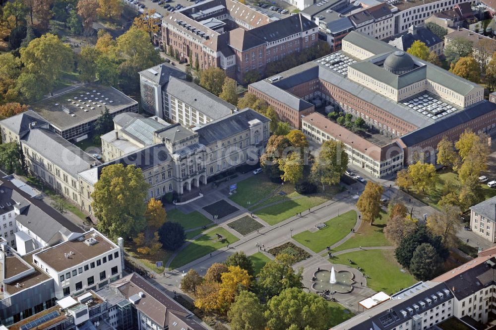 Karlsruhe from above - Das Staatliche Museum für Naturkunde und die Badische Landesbibliothek am Friedrichsplatz. Die wissenschaftliche Universalbibliothek hat einen Bestand von über 2.000.000 Medien. Das Staatliche Museum für Naturkunde Karlsruhe ist eines der großen naturwissenschaftlichen Forschungsmuseen Deutschlands. The National Museum of Natural History and the Baden State Library in Karlsruhe at Friedrichsplatz.