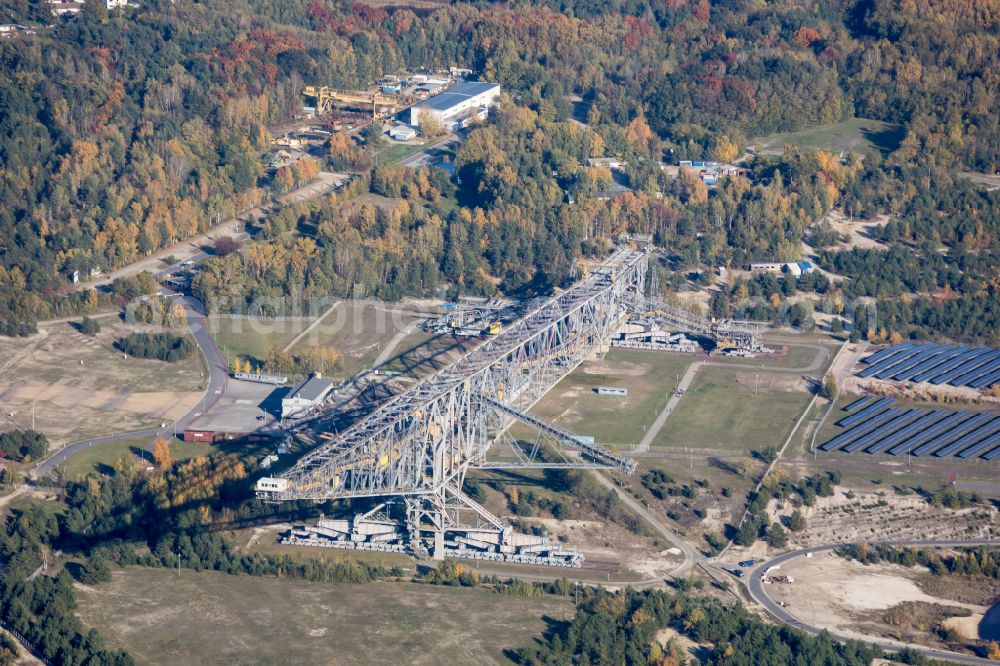 Lichterfeld-Schacksdorf from the bird's eye view: Dredging conveyor bridge in brown coal mine of Besucherbergwerk F60 on Bergheider See in Lichterfeld-Schacksdorf in the state Brandenburg, Germany