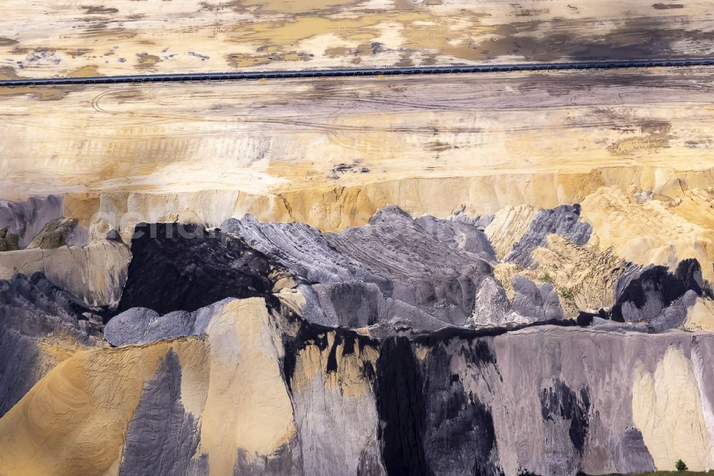 Jüchen from the bird's eye view: Excavator conveyor bridge in the seam of the mining area and the overburden areas in the lignite opencast mine of RWE Power in the northern Rhenish lignite mining area in Juechen in the federal state of North Rhine-Westphalia, Germany