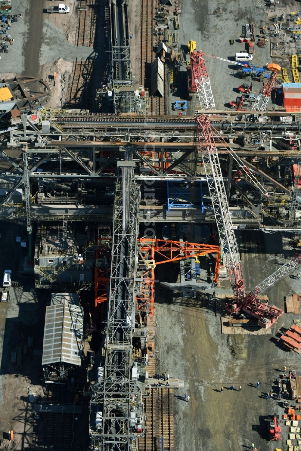 Nochten from the bird's eye view: Dredging conveyor bridge in brown coal mine der Vattenfall Europe Sales GmbH in Nochten in the state Saxony. The company TAKRAF GmbH - Tenova exchanged at Greater excavator with a roller table of the great rocker of the 40-year-old excavator