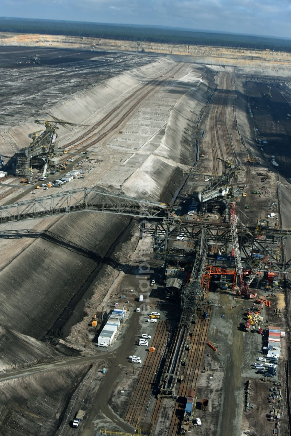 Nochten from above - Dredging conveyor bridge in brown coal mine der Vattenfall Europe Sales GmbH in Nochten in the state Saxony. The company TAKRAF GmbH - Tenova exchanged at Greater excavator with a roller table of the great rocker of the 40-year-old excavator