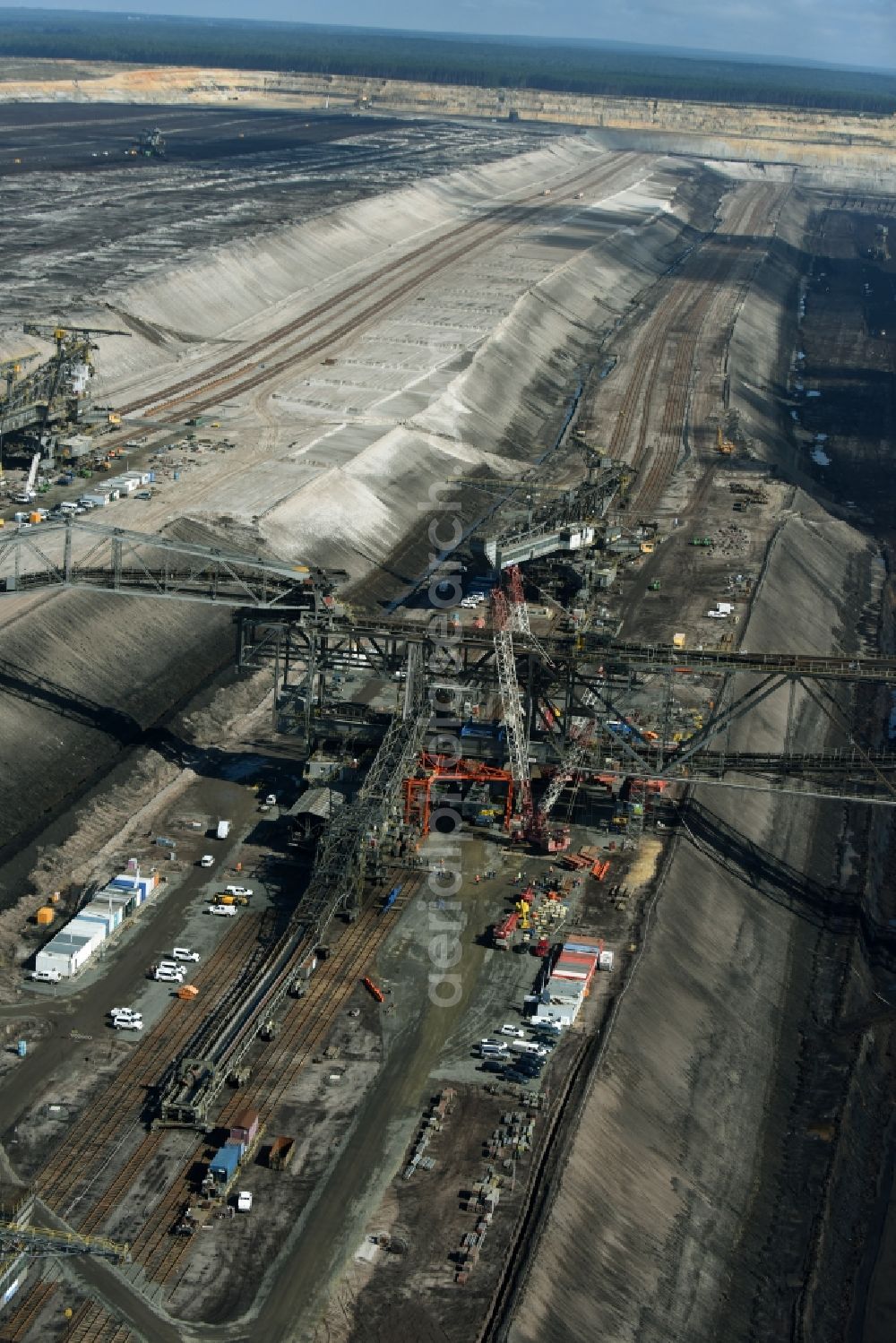 Nochten from the bird's eye view: Dredging conveyor bridge in brown coal mine der Vattenfall Europe Sales GmbH in Nochten in the state Saxony. The company TAKRAF GmbH - Tenova exchanged at Greater excavator with a roller table of the great rocker of the 40-year-old excavator