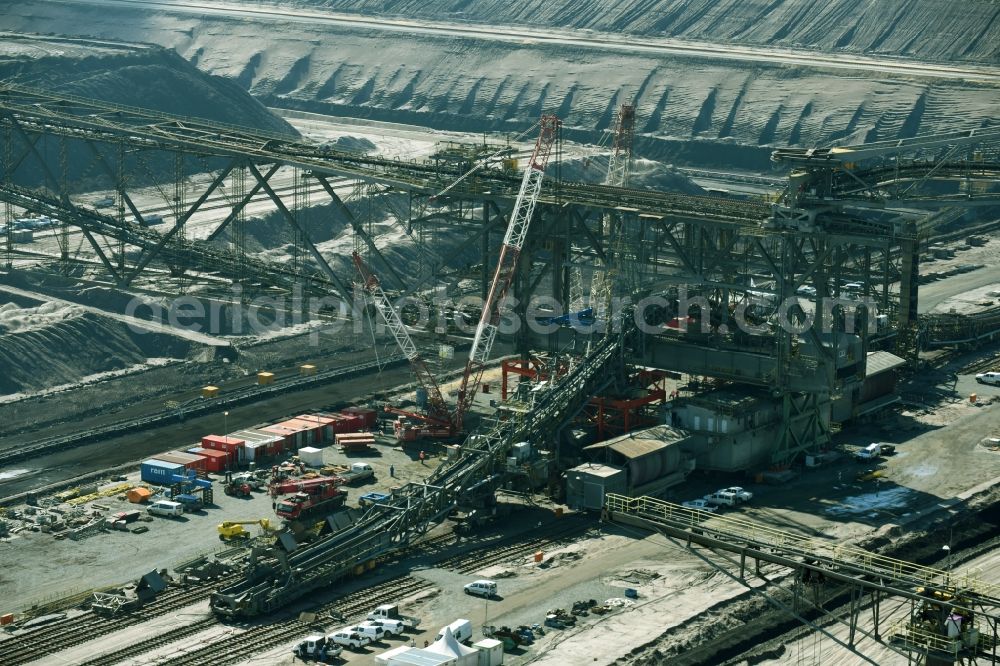 Nochten from the bird's eye view: Dredging conveyor bridge in brown coal mine der Vattenfall Europe Sales GmbH in Nochten in the state Saxony. The company TAKRAF GmbH - Tenova exchanged at Greater excavator with a roller table of the great rocker of the 40-year-old excavator