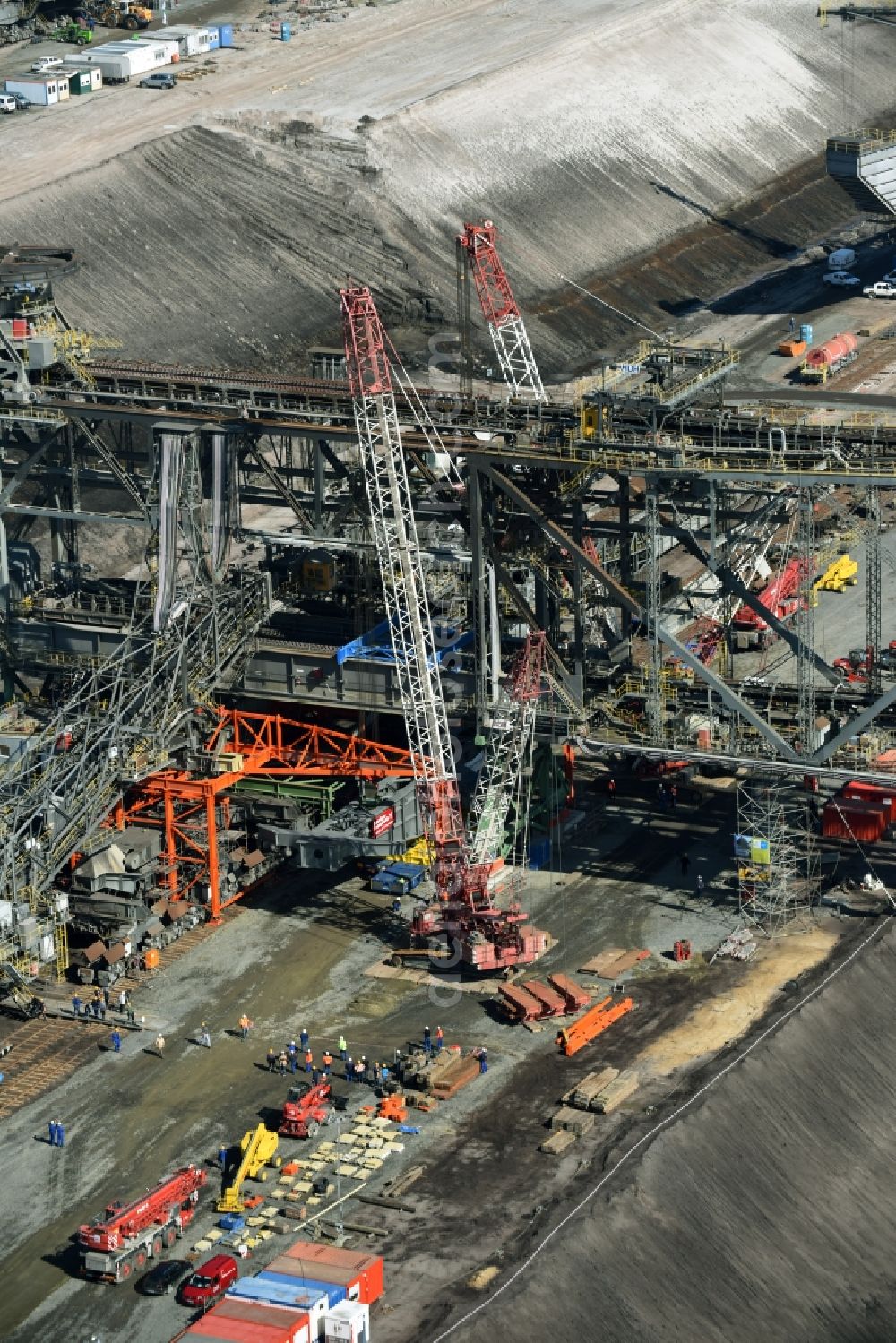 Nochten from the bird's eye view: Dredging conveyor bridge in brown coal mine der Vattenfall Europe Sales GmbH in Nochten in the state Saxony. The company TAKRAF GmbH - Tenova exchanged at Greater excavator with a roller table of the great rocker of the 40-year-old excavator