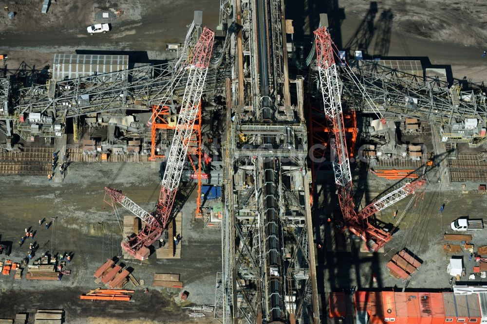 Nochten from the bird's eye view: Dredging conveyor bridge in brown coal mine der Vattenfall Europe Sales GmbH in Nochten in the state Saxony. The company TAKRAF GmbH - Tenova exchanged at Greater excavator with a roller table of the great rocker of the 40-year-old excavator