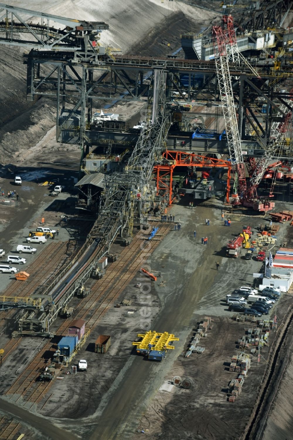 Nochten from the bird's eye view: Dredging conveyor bridge in brown coal mine der Vattenfall Europe Sales GmbH in Nochten in the state Saxony. The company TAKRAF GmbH - Tenova exchanged at Greater excavator with a roller table of the great rocker of the 40-year-old excavator