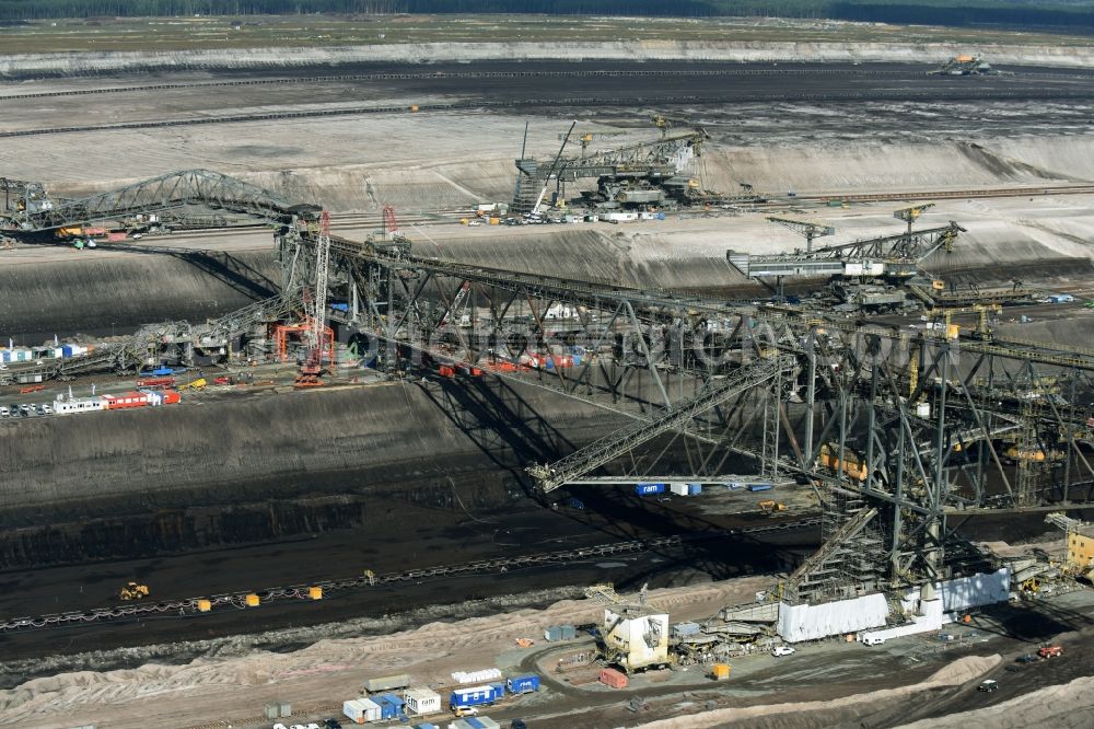 Nochten from the bird's eye view: Dredging conveyor bridge in brown coal mine der Vattenfall Europe Sales GmbH in Nochten in the state Saxony. The company TAKRAF GmbH - Tenova exchanged at Greater excavator with a roller table of the great rocker of the 40-year-old excavator