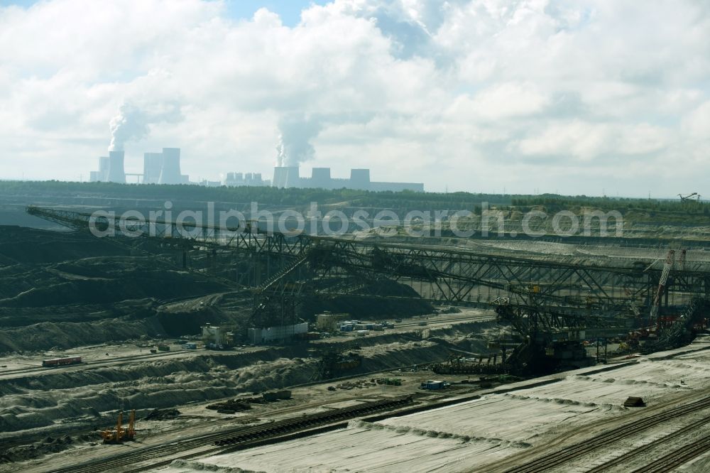 Nochten from the bird's eye view: Dredging conveyor bridge in brown coal mine der Vattenfall Europe Sales GmbH in Nochten in the state Saxony. The company TAKRAF GmbH - Tenova exchanged at Greater excavator with a roller table of the great rocker of the 40-year-old excavator