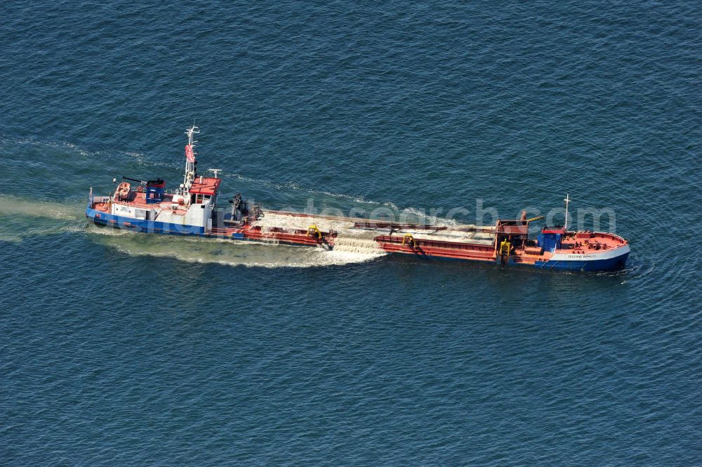 Markgrafenheide from above - Blick auf das Sandbänke abbauende Baggerschiff Zeezand Express an der Ostseeküste vor Markgrafenheide. Das unter niederländischer Flagge operierende Schiff sorgt derzeit auf der vielbefahrenen Schiffahrtsroute Lübeck-St.Petersburg für ausreichenden Tiefgang in diesem Küstenabschnitt. View of the sandbanks depleting dredger Zeezand Express on the Baltic coast Markgrafenheide.