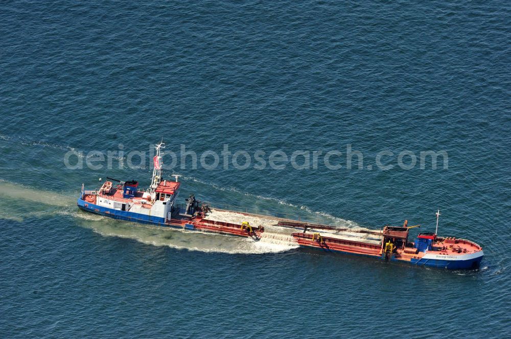 Markgrafenheide from the bird's eye view: Blick auf das Sandbänke abbauende Baggerschiff Zeezand Express an der Ostseeküste vor Markgrafenheide. Das unter niederländischer Flagge operierende Schiff sorgt derzeit auf der vielbefahrenen Schiffahrtsroute Lübeck-St.Petersburg für ausreichenden Tiefgang in diesem Küstenabschnitt. View of the sandbanks depleting dredger Zeezand Express on the Baltic coast Markgrafenheide.