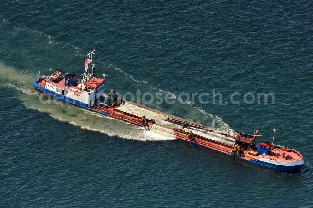 Aerial image Markgrafenheide - Blick auf das Sandbänke abbauende Baggerschiff Zeezand Express an der Ostseeküste vor Markgrafenheide. Das unter niederländischer Flagge operierende Schiff sorgt derzeit auf der vielbefahrenen Schiffahrtsroute Lübeck-St.Petersburg für ausreichenden Tiefgang in diesem Küstenabschnitt. View of the sandbanks depleting dredger Zeezand Express on the Baltic coast Markgrafenheide.