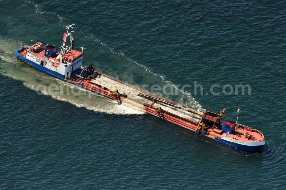 Aerial photograph Markgrafenheide - Blick auf das Sandbänke abbauende Baggerschiff Zeezand Express an der Ostseeküste vor Markgrafenheide. Das unter niederländischer Flagge operierende Schiff sorgt derzeit auf der vielbefahrenen Schiffahrtsroute Lübeck-St.Petersburg für ausreichenden Tiefgang in diesem Küstenabschnitt. View of the sandbanks depleting dredger Zeezand Express on the Baltic coast Markgrafenheide.