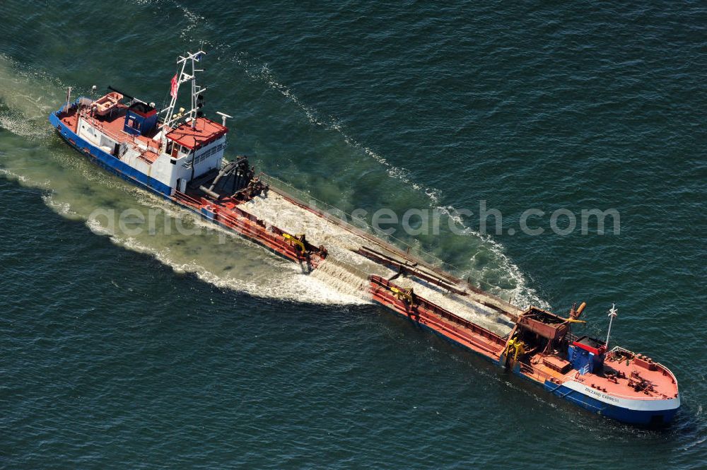 Markgrafenheide from above - Blick auf das Sandbänke abbauende Baggerschiff Zeezand Express an der Ostseeküste vor Markgrafenheide. Das unter niederländischer Flagge operierende Schiff sorgt derzeit auf der vielbefahrenen Schiffahrtsroute Lübeck-St.Petersburg für ausreichenden Tiefgang in diesem Küstenabschnitt. View of the sandbanks depleting dredger Zeezand Express on the Baltic coast Markgrafenheide.