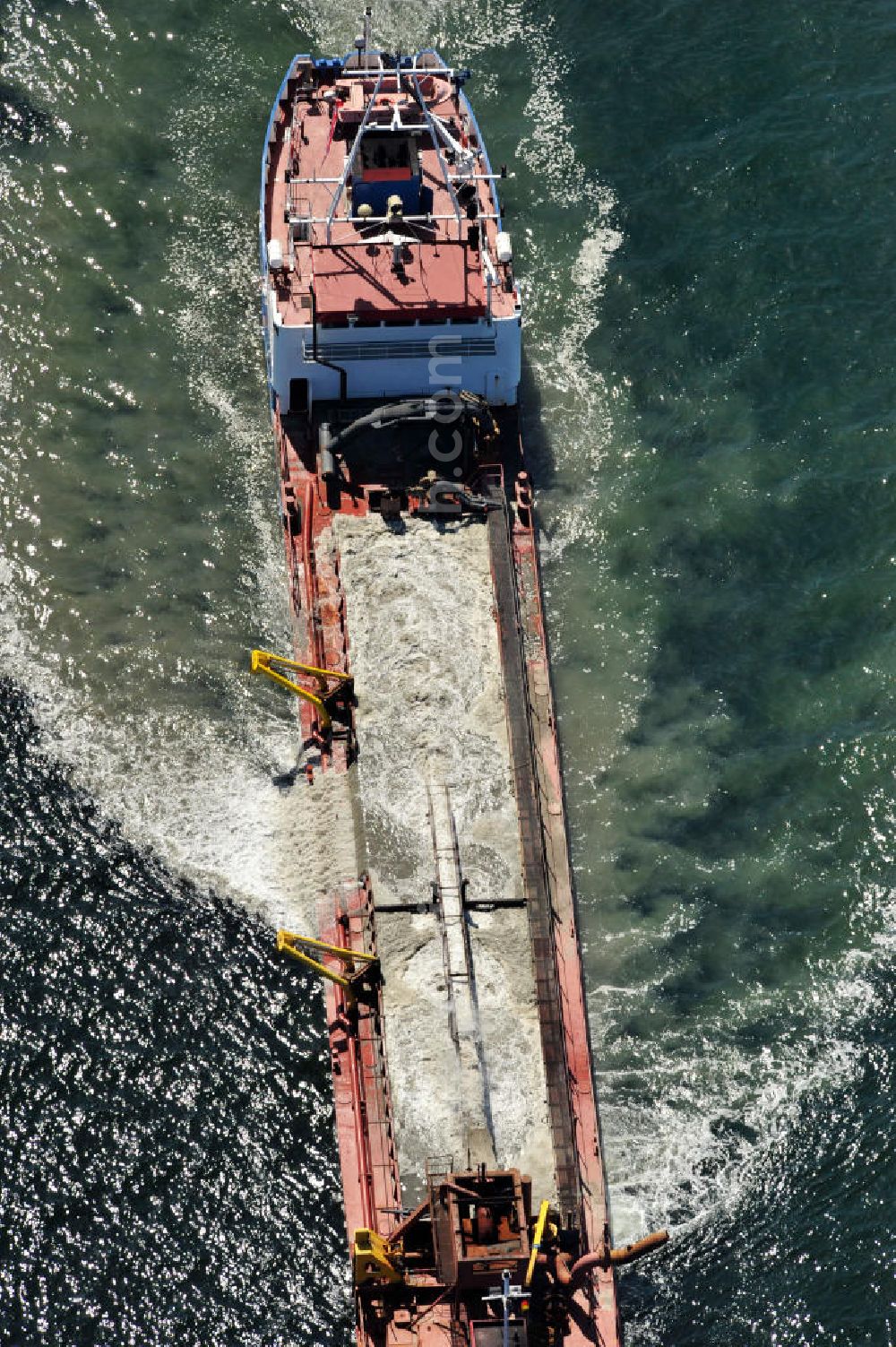 Aerial image Markgrafenheide - Blick auf das Sandbänke abbauende Baggerschiff Zeezand Express an der Ostseeküste vor Markgrafenheide. Das unter niederländischer Flagge operierende Schiff sorgt derzeit auf der vielbefahrenen Schiffahrtsroute Lübeck-St.Petersburg für ausreichenden Tiefgang in diesem Küstenabschnitt. View of the sandbanks depleting dredger Zeezand Express on the Baltic coast Markgrafenheide.