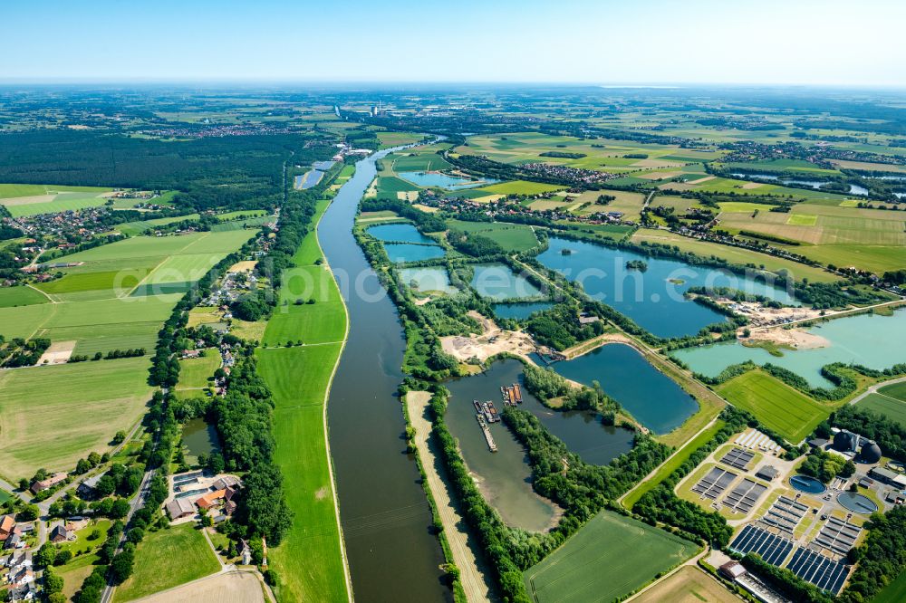 Petershagen from the bird's eye view: Lake shore and overburden areas of the quarry lake and gravel open pit GP Betonwerke West GmbH on street Im Schaffeld in Petershagen in the state North Rhine-Westphalia, Germany