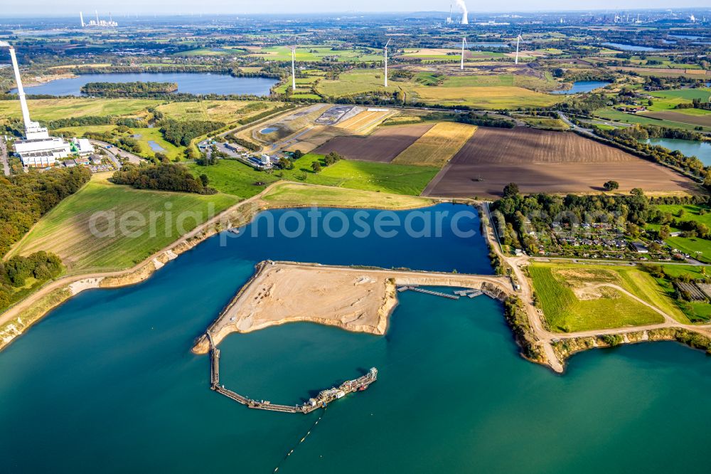 Aerial photograph Kamp-Lintfort - Lake shore and overburden areas of the quarry lake and gravel open pit of Heidelberger Sand and Kies GmbH in Kamp-Lintfort at Ruhrgebiet in the state North Rhine-Westphalia, Germany