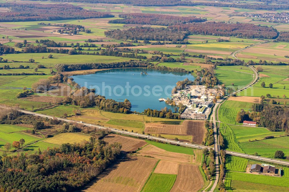 Aerial image Hohberg - Lake shore and overburden areas of the quarry lake and gravel open pit Hermann Uhl KG - Hohberg-Niederschopfheim in Hohberg in the state Baden-Wuerttemberg, Germany