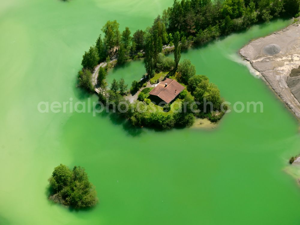 Schemmerhofen from the bird's eye view: Lake shore and overburden areas of the quarry lake and gravel open pit with a hut on street Ferdinand-Duenkel-Strasse in the district Alberweiler in Schemmerhofen in the state Baden-Wuerttemberg, Germany