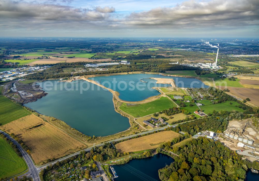 Kamp-Lintfort from the bird's eye view: Lake shore and overburden areas of the quarry lake and gravel open pit of Heidelberger Sand and Kies GmbH in Kamp-Lintfort at Ruhrgebiet in the state North Rhine-Westphalia, Germany