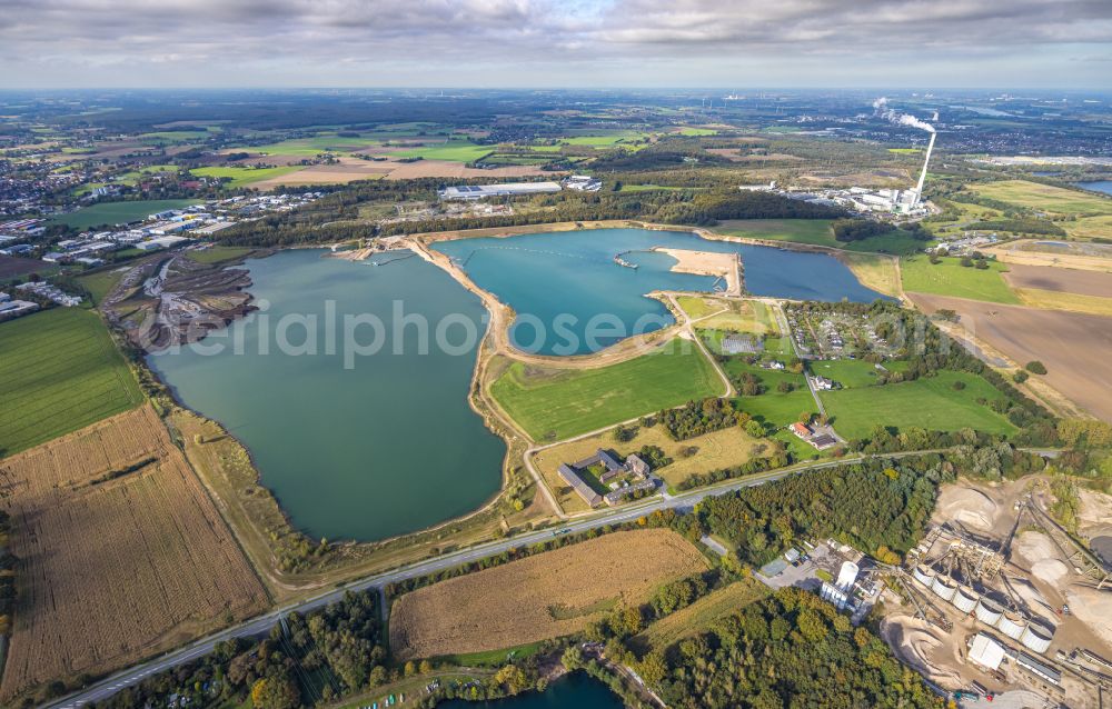 Aerial image Kamp-Lintfort - Lake shore and overburden areas of the quarry lake and gravel open pit of Heidelberger Sand and Kies GmbH in Kamp-Lintfort at Ruhrgebiet in the state North Rhine-Westphalia, Germany