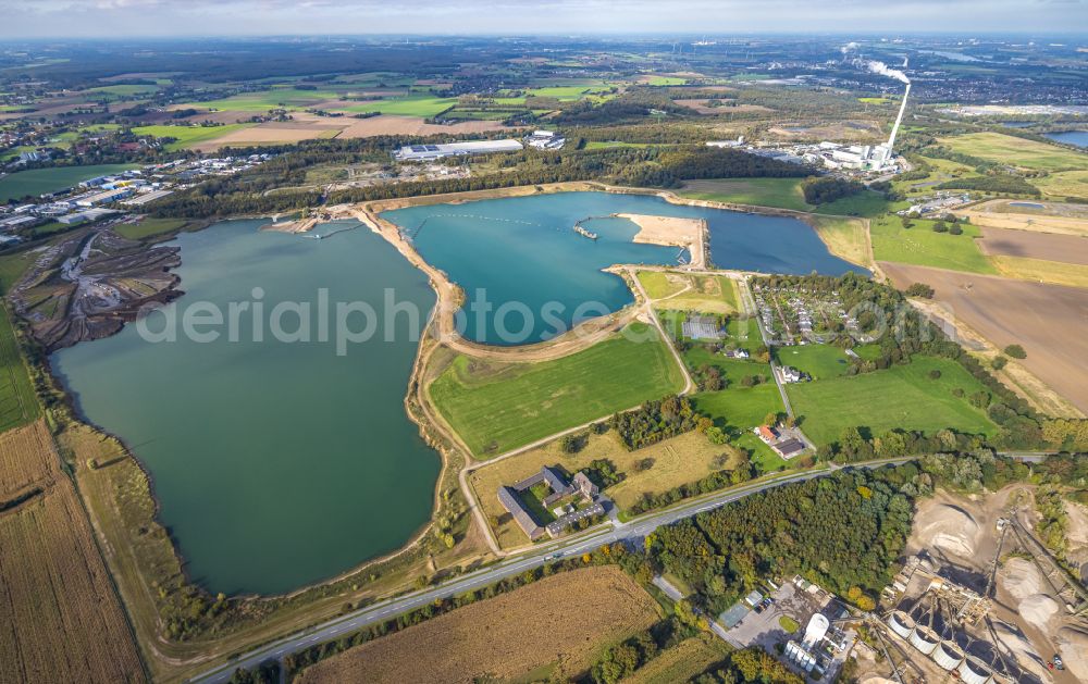 Kamp-Lintfort from above - Lake shore and overburden areas of the quarry lake and gravel open pit of Heidelberger Sand and Kies GmbH in Kamp-Lintfort at Ruhrgebiet in the state North Rhine-Westphalia, Germany