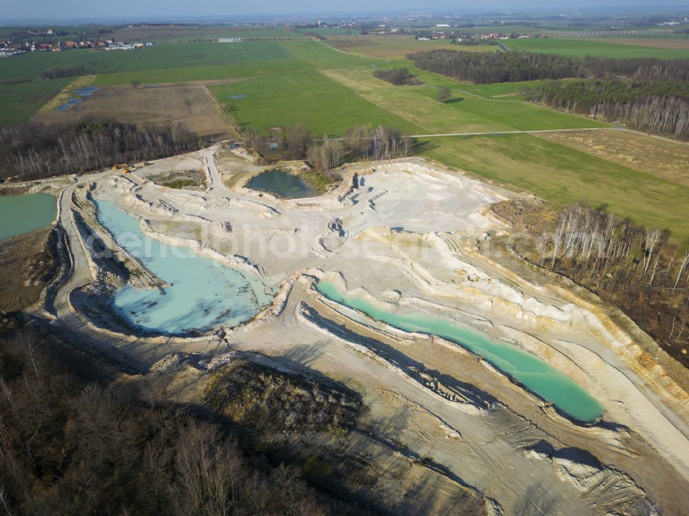 Priestewitz from the bird's eye view: Lake shore and overburden areas of the quarry lake and gravel opencast mine Kaolingrube Ockrilla - Das Blaue Loch of the Kaolin- und Tonwerke Seilitz-Loethain GmbH in Priestewitz in the state of Saxony, Germany