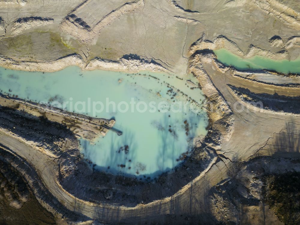 Aerial image Priestewitz - Lake shore and overburden areas of the quarry lake and gravel opencast mine Kaolingrube Ockrilla - Das Blaue Loch of the Kaolin- und Tonwerke Seilitz-Loethain GmbH in Priestewitz in the state of Saxony, Germany