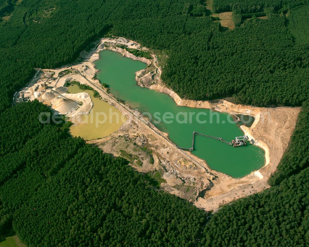 Thiendorf from above - Lake shore and overburden areas of the quarry lake and gravel open pit Kiesgrube Stoelpchen in Thiendorf in the state Saxony, Germany