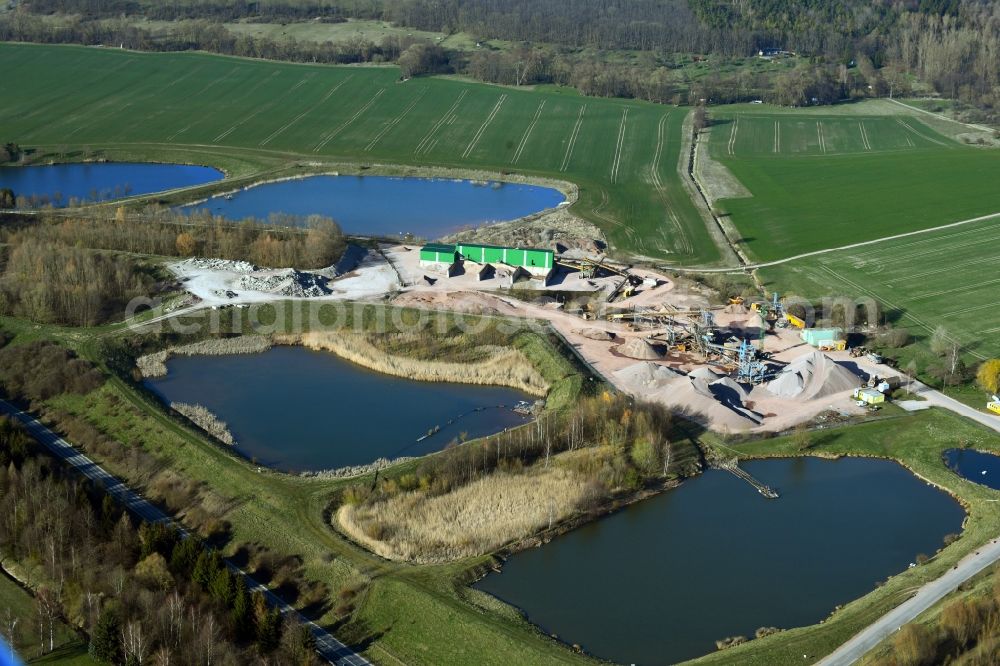 Leinatal from the bird's eye view: Lake shore and overburden areas of the quarry lake and gravel open pit Kieswerk Boxberg Am Siegelsberg in Leinatal in the state Thuringia, Germany