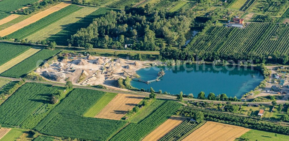 Aerial photograph Sasbach am Kaiserstuhl - Lake shore and overburden areas of the quarry lake and gravel open pit in Sasbach am Kaiserstuhl in the state Baden-Wuerttemberg, Germany