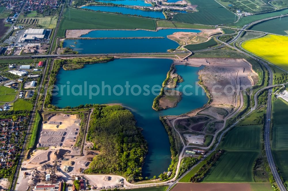 Aerial photograph Schwerborn - Lake shore and overburden areas of the quarry lake and gravel open pit in Schwerborn in the state Thuringia, Germany