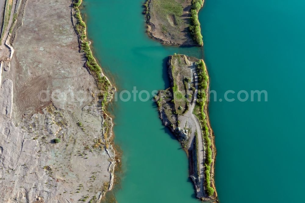 Schwerborn from the bird's eye view: Lake shore and overburden areas of the quarry lake and gravel open pit in Schwerborn in the state Thuringia, Germany