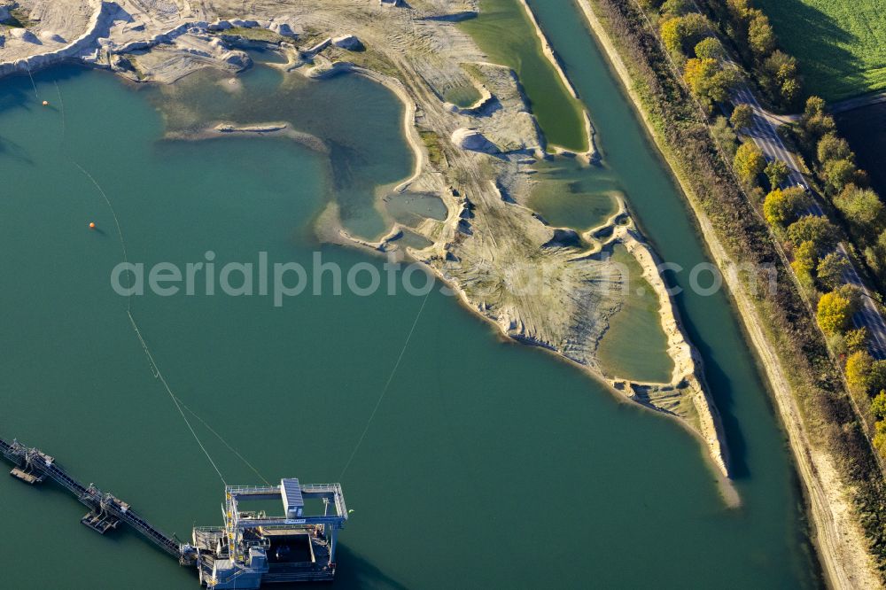 Aerial photograph Tönisvorst - Lake shore and overburden areas of the quarry lake and gravel open pit on street Butzenstrasse in Toenisvorst in the state North Rhine-Westphalia, Germany