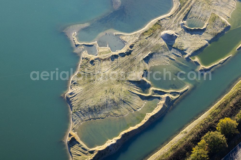 Tönisvorst from the bird's eye view: Lake shore and overburden areas of the quarry lake and gravel open pit on street Butzenstrasse in Toenisvorst in the state North Rhine-Westphalia, Germany