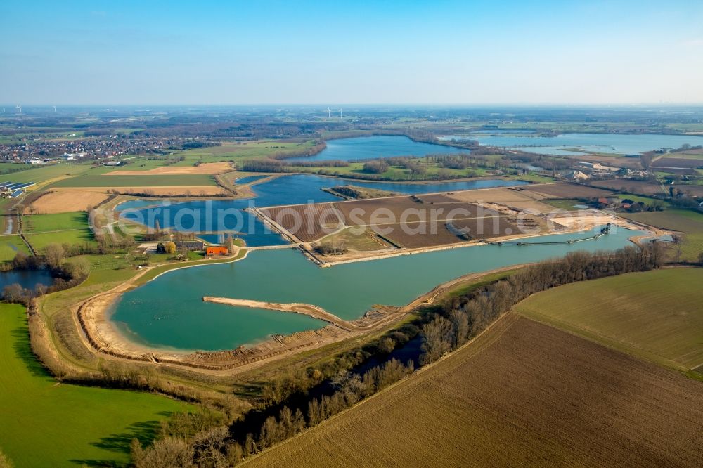 Bergswick from the bird's eye view: Excavated lakes, Aspeler Meer lake region and nature protection area in Bergswick in the state of North Rhine-Westphalia