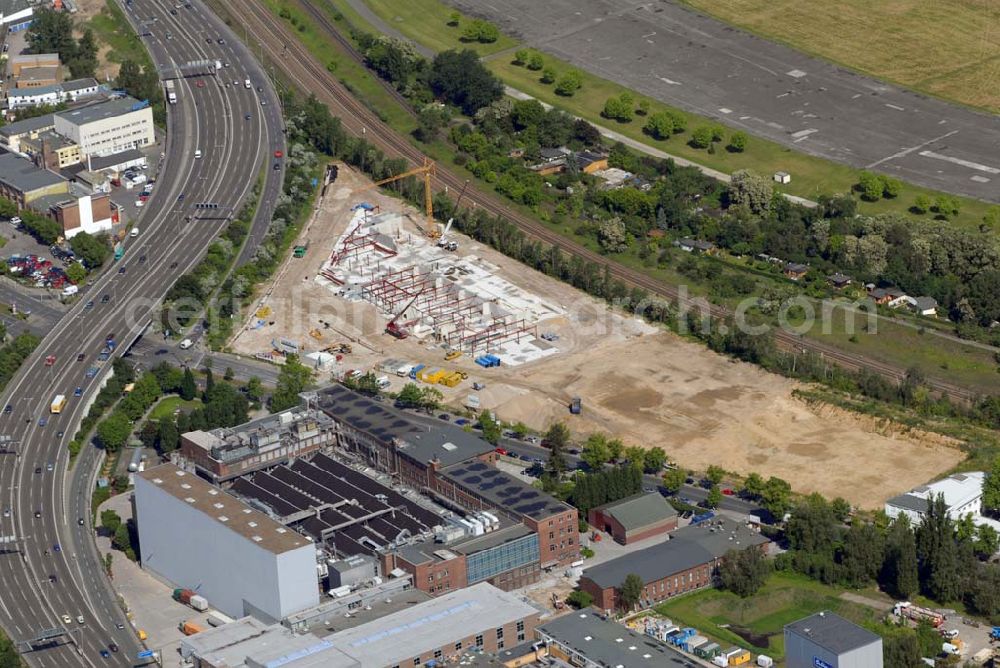 Aerial image Berlin-Tempelhof - Blick auf die Errichtung eines Lager- und Logistikgebäudes der Bahlsen Keksfabrik GmbH in Berlin-Tempelhof, Oberlandstr. 52-63, 12099 Berlin zwischen der A100 und dem Flughafen Tempelhof. Telefon 030-7595-0 - Öffnungszeiten: MO-FR 09.00-18.00, SA 09.00-13.00