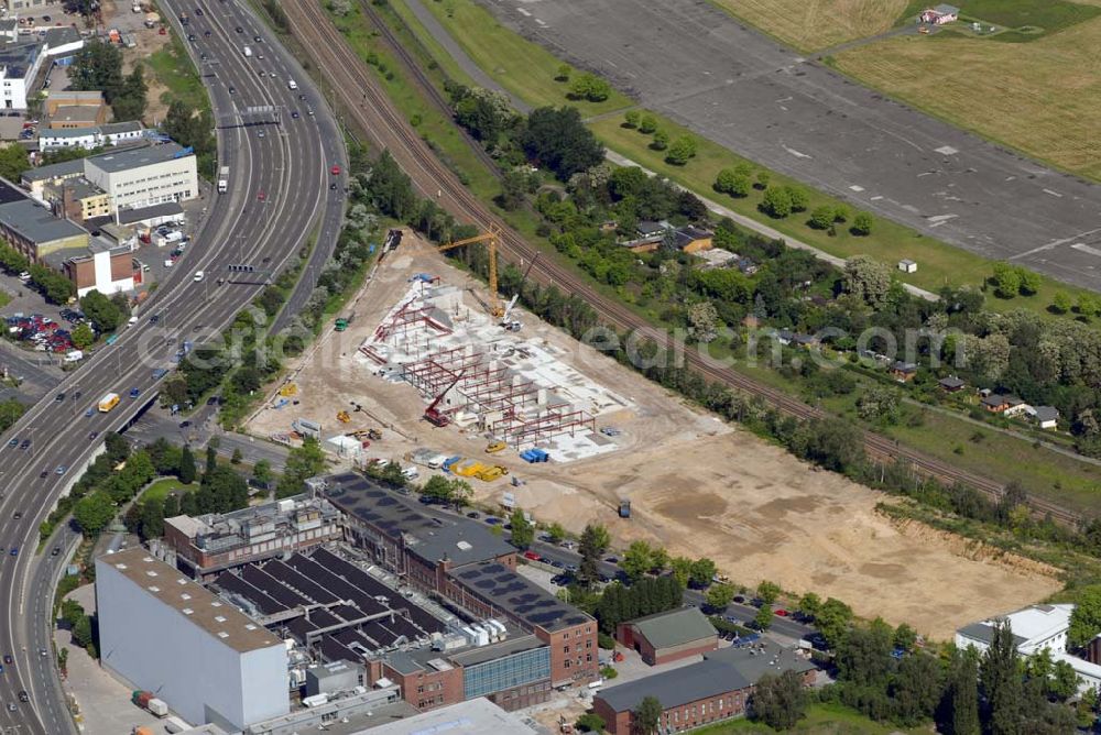 Aerial photograph Berlin-Tempelhof - Blick auf die Errichtung eines Lager- und Logistikgebäudes der Bahlsen Keksfabrik GmbH in Berlin-Tempelhof, Oberlandstr. 52-63, 12099 Berlin zwischen der A100 und dem Flughafen Tempelhof. Telefon 030-7595-0 - Öffnungszeiten: MO-FR 09.00-18.00, SA 09.00-13.00