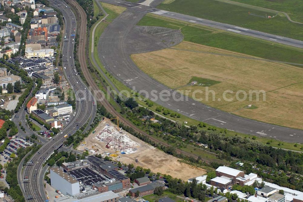 Berlin-Tempelhof from above - Blick auf die Errichtung eines Lager- und Logistikgebäudes der Bahlsen Keksfabrik GmbH in Berlin-Tempelhof, Oberlandstr. 52-63, 12099 Berlin zwischen der A100 und dem Flughafen Tempelhof. Telefon 030-7595-0 - Öffnungszeiten: MO-FR 09.00-18.00, SA 09.00-13.00