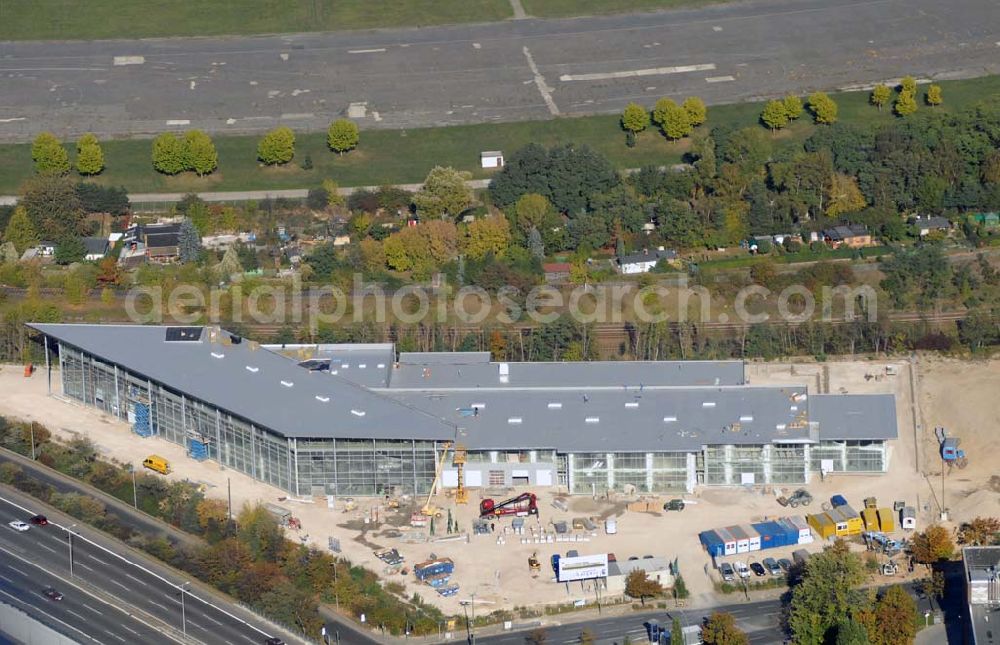 Berlin-Tempelhof from the bird's eye view: Blick auf die Errichtung eines Lager- und Logistikgebäudes der Bahlsen Keksfabrik GmbH in Berlin-Tempelhof, Oberlandstr. 52-63, 12099 Berlin zwischen der A100 und dem Flughafen Tempelhof. Telefon 030-7595-0 - Öffnungszeiten: MO-FR 09.00-18.00, SA 09.00-13.00