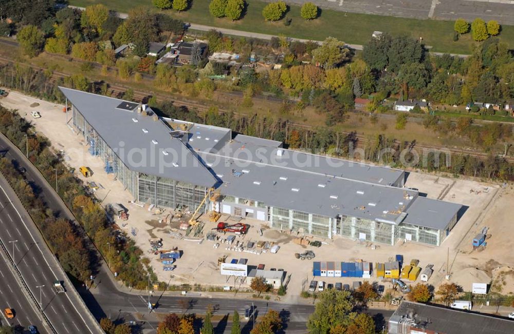 Aerial image Berlin-Tempelhof - Blick auf die Errichtung eines Lager- und Logistikgebäudes der Bahlsen Keksfabrik GmbH in Berlin-Tempelhof, Oberlandstr. 52-63, 12099 Berlin zwischen der A100 und dem Flughafen Tempelhof. Telefon 030-7595-0 - Öffnungszeiten: MO-FR 09.00-18.00, SA 09.00-13.00