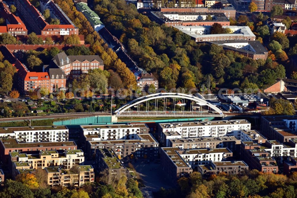 Aerial photograph Hamburg - Railway bridge building to route the train tracks on Hellbrockstrasse in Hamburg, Germany