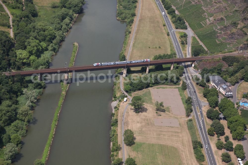 Aerial photograph Ediger-Eller - Railway bridge building to route the train tracks over the Mosel in Ediger-Eller in the state Rhineland-Palatinate, Germany, used by a passenger train