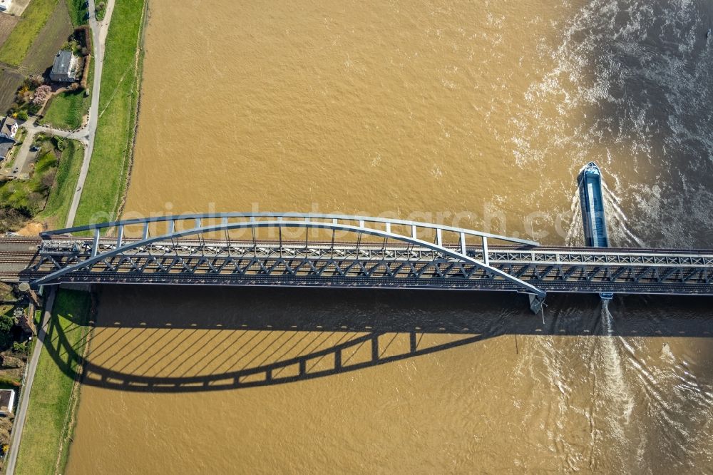 Düsseldorf from the bird's eye view: Railway bridge building to route the train tracks across the Rhine in Duesseldorf in the state North Rhine-Westphalia, Germany