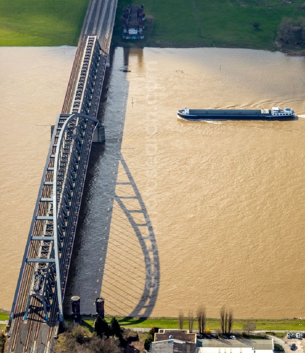 Aerial photograph Düsseldorf - Railway bridge building to route the train tracks across the Rhine in Duesseldorf in the state North Rhine-Westphalia, Germany